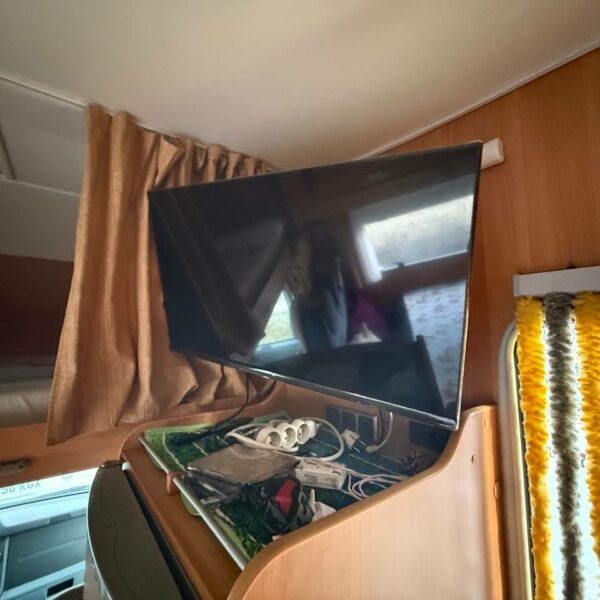 photo_5901996054050180809_y