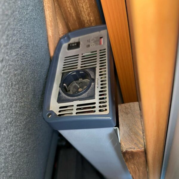 photo_5901996054050180820_y